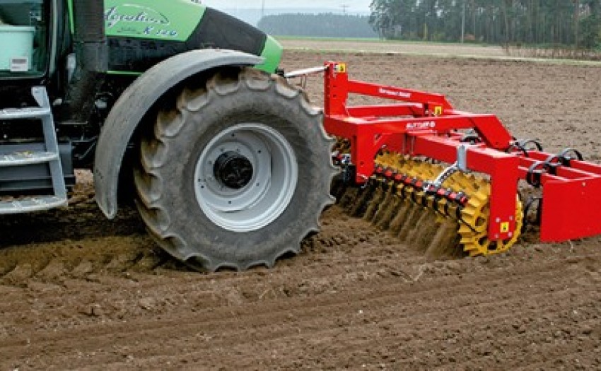 Front packer Avant 1