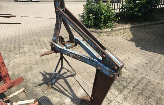 Lemken tossing paw