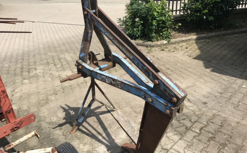Lemken tossing paw 1