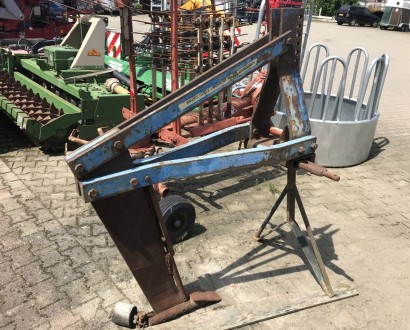 Lemken tossing paw 2