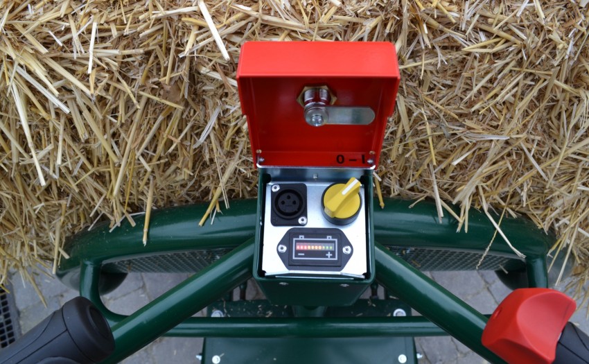 Straw trolley electric self-propelled 1